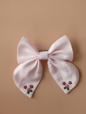 Haftowana kokarda z lnu dla dziewczynki różowa z kwiatuszkami