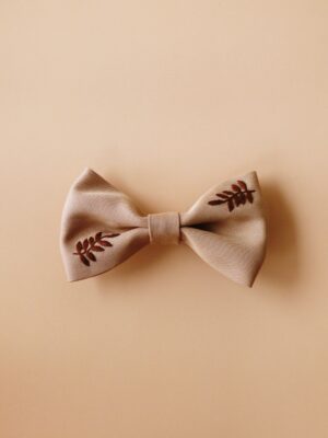 Spinka do włosów z kokardą z tencelu w kolorze beżowym