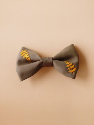 Spinka do włosów z kokardą z tencelu w kolorze khaki