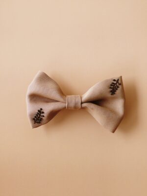 Spinka do włosów z kokardą z tencelu w kolorze beżowym