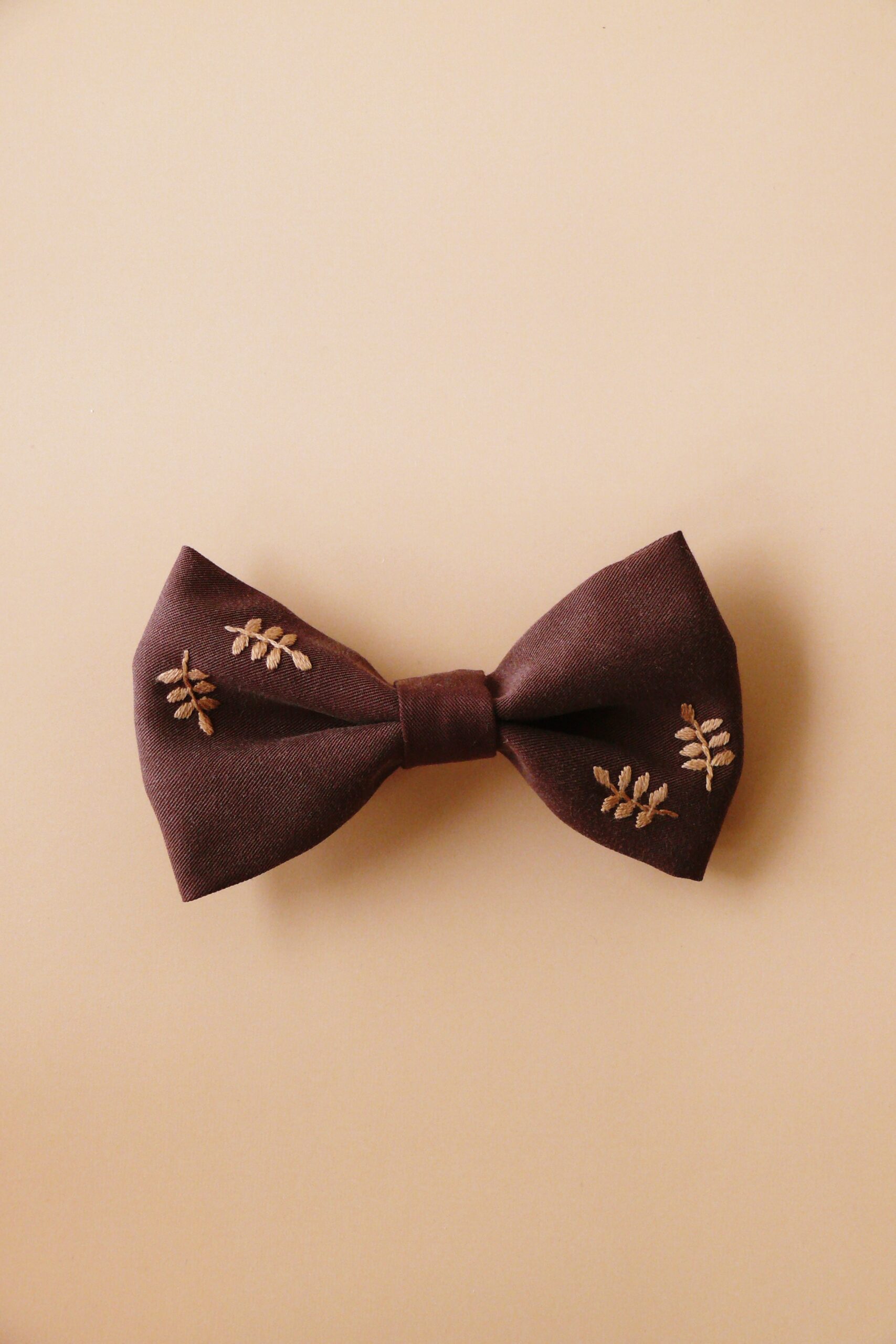 Spinka do włosów z kokardą z tencelu w kolorze gorzkiej czekolady