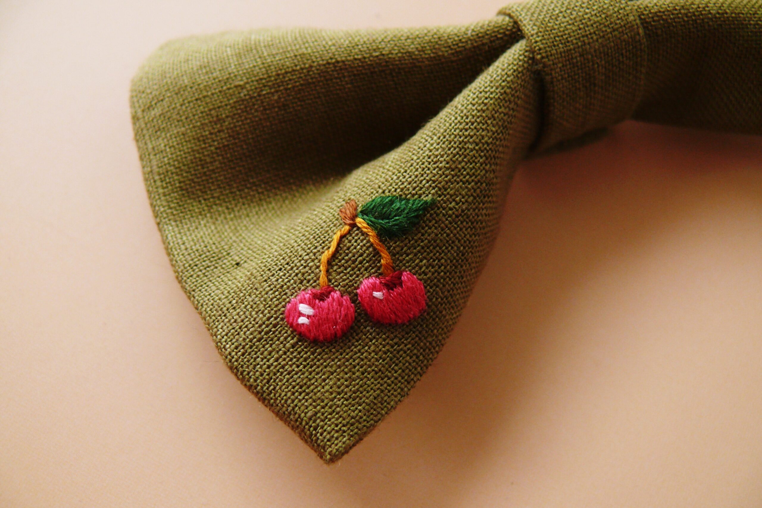 Haftowana kokarda z lnu dla dziewczynki z wisienką - obrazek 2