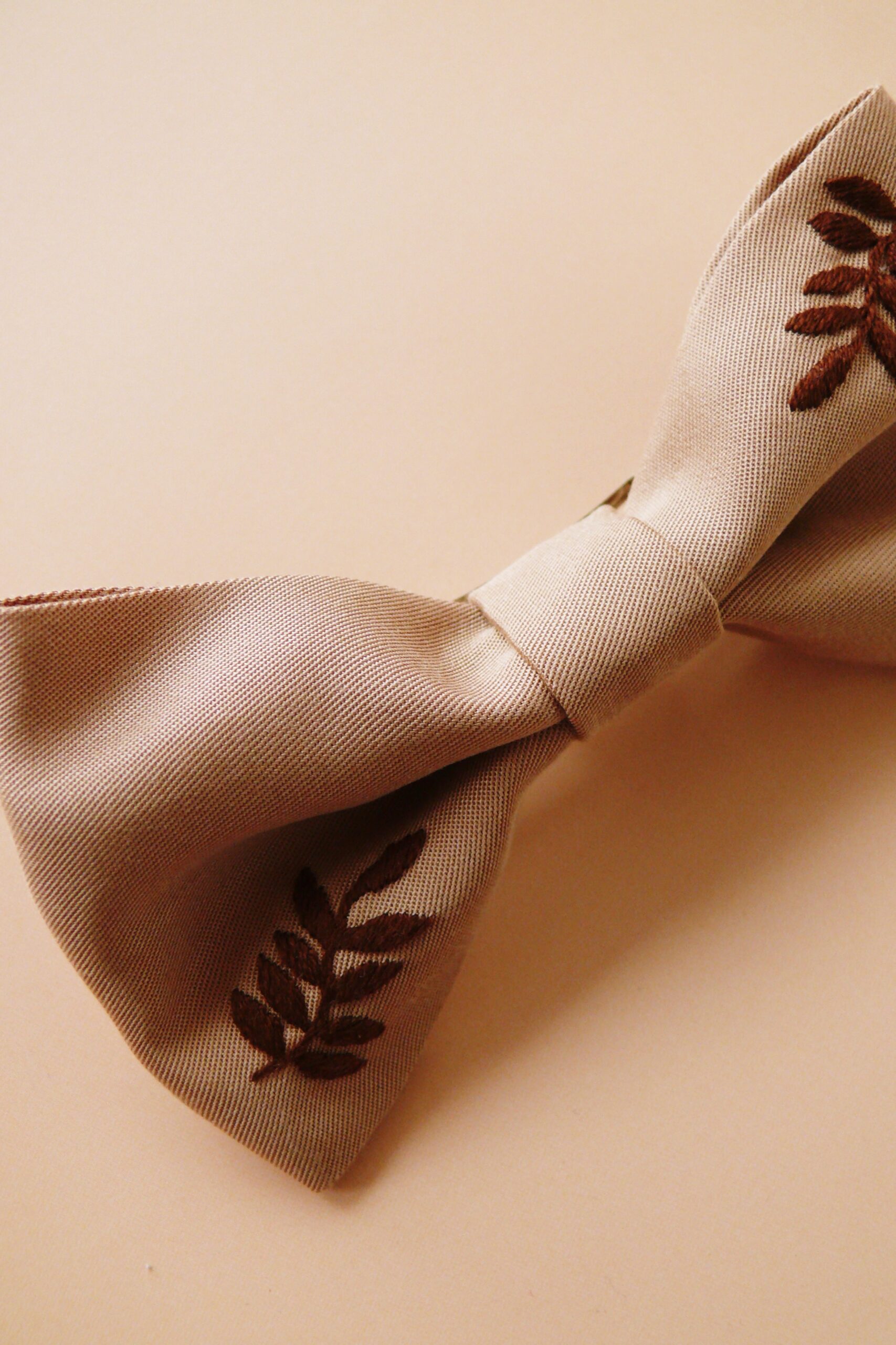 Spinka do włosów z kokardą z tencelu w kolorze beżowym - obrazek 2