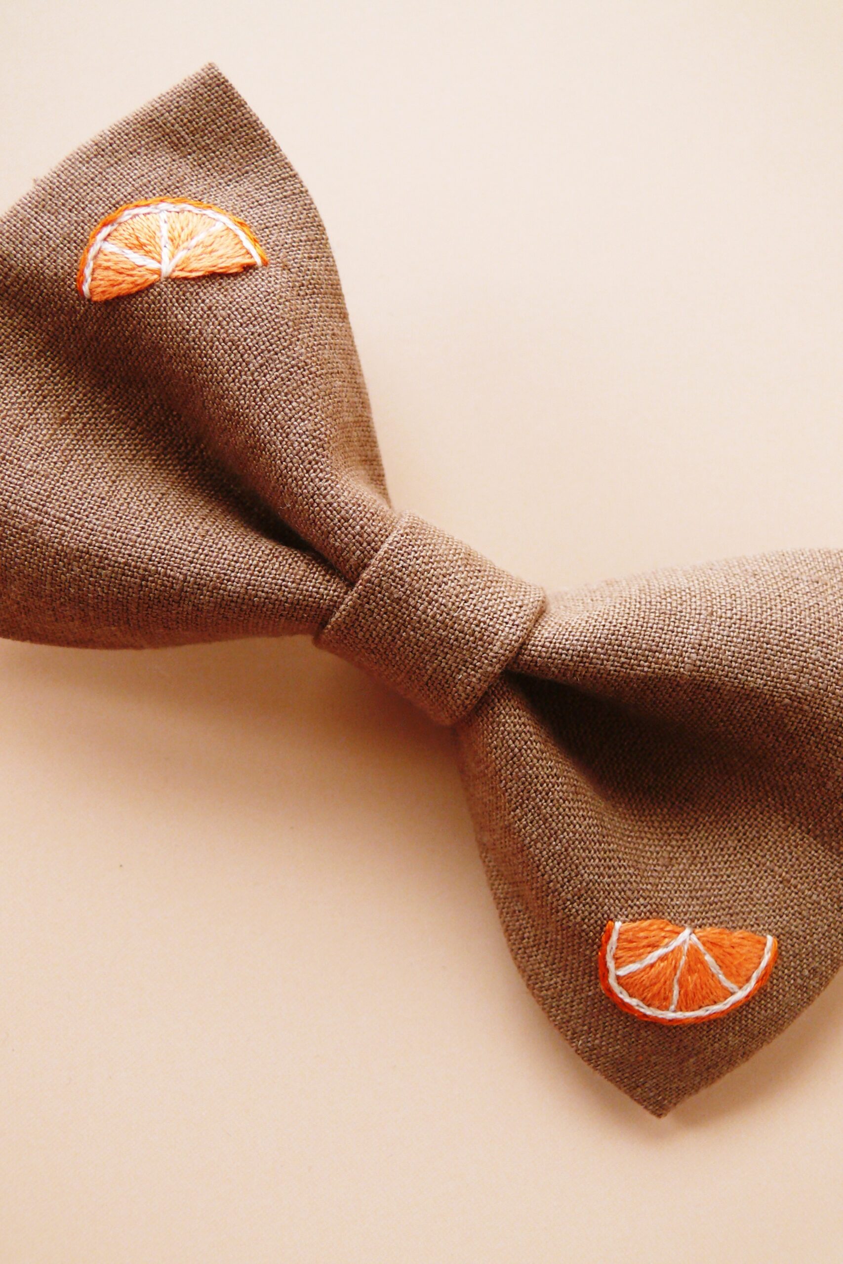 Haftowana kokarda z lnu dla dziewczynki brąz w pomarańcze - obrazek 2
