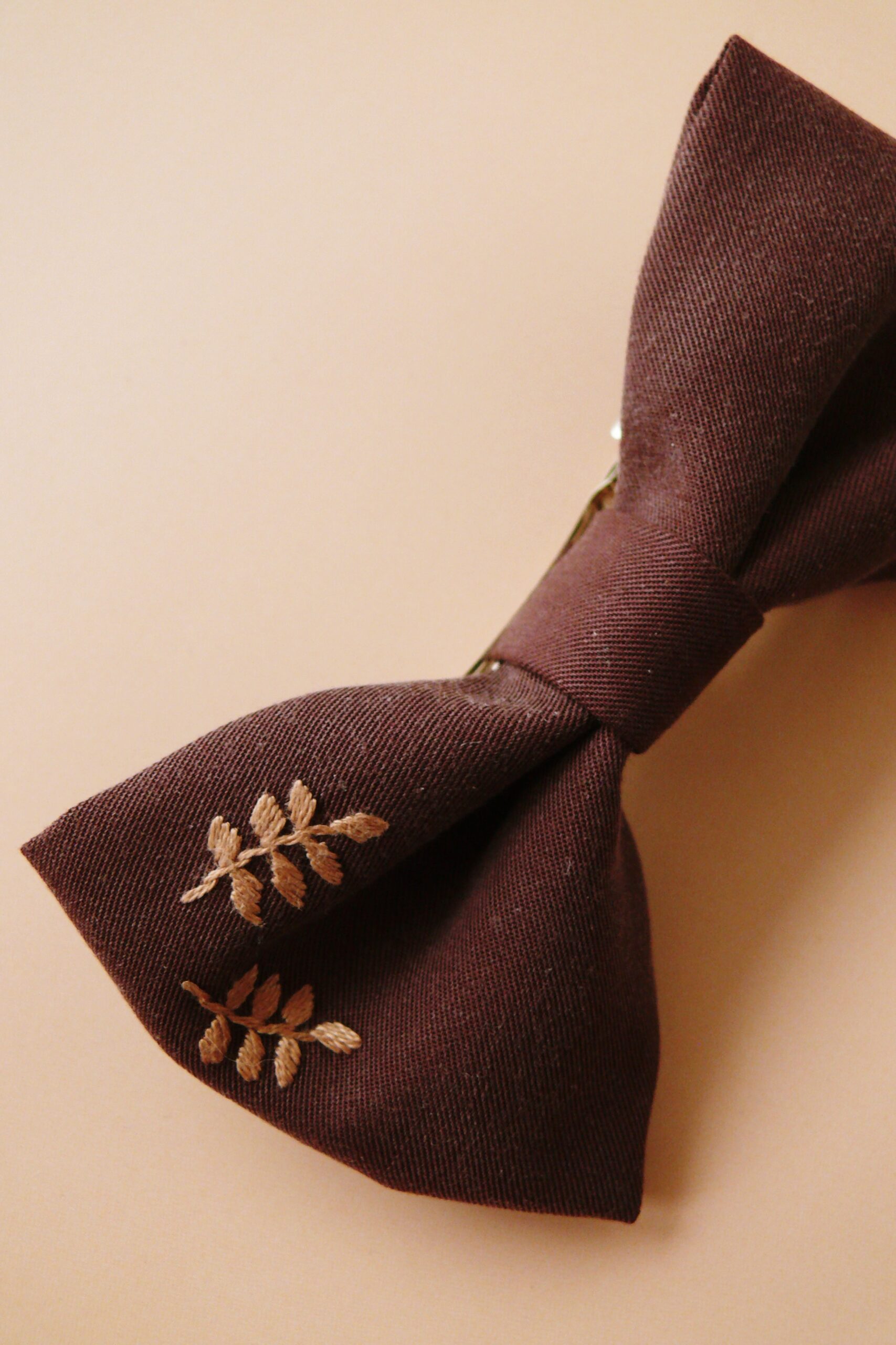 Spinka do włosów z kokardą z tencelu w kolorze gorzkiej czekolady - obrazek 4