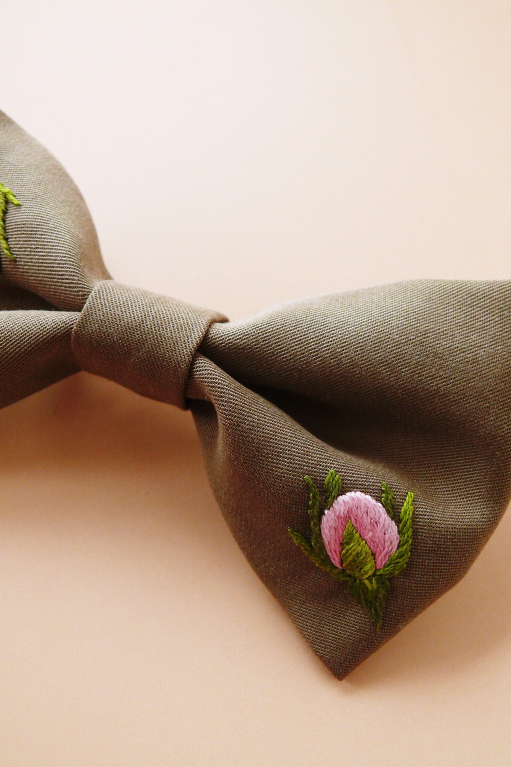 Spinka do włosów z kokardą z tencelu w kolorze khaki - obrazek 2