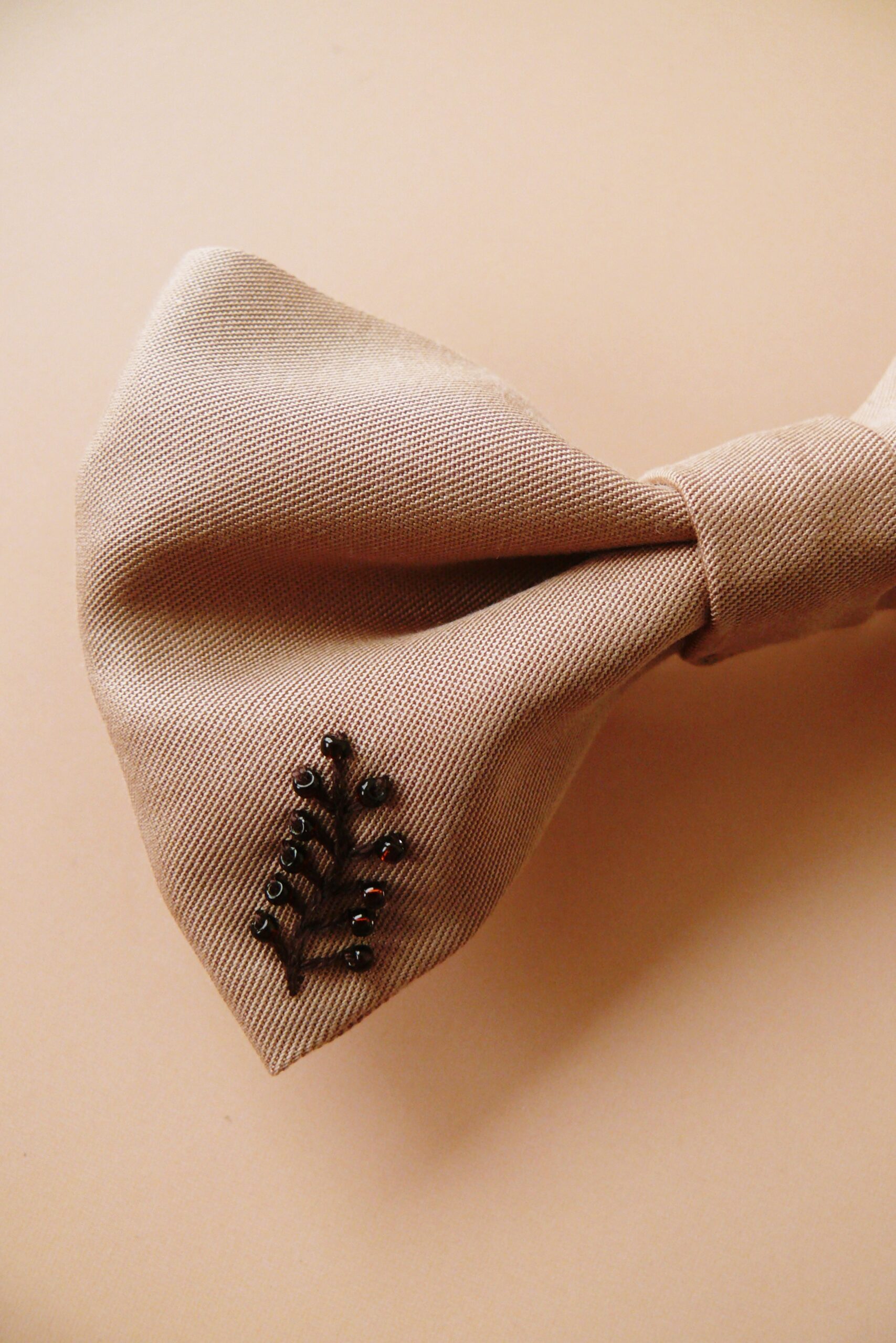 Spinka do włosów z kokardą z tencelu w kolorze beżowym - obrazek 2