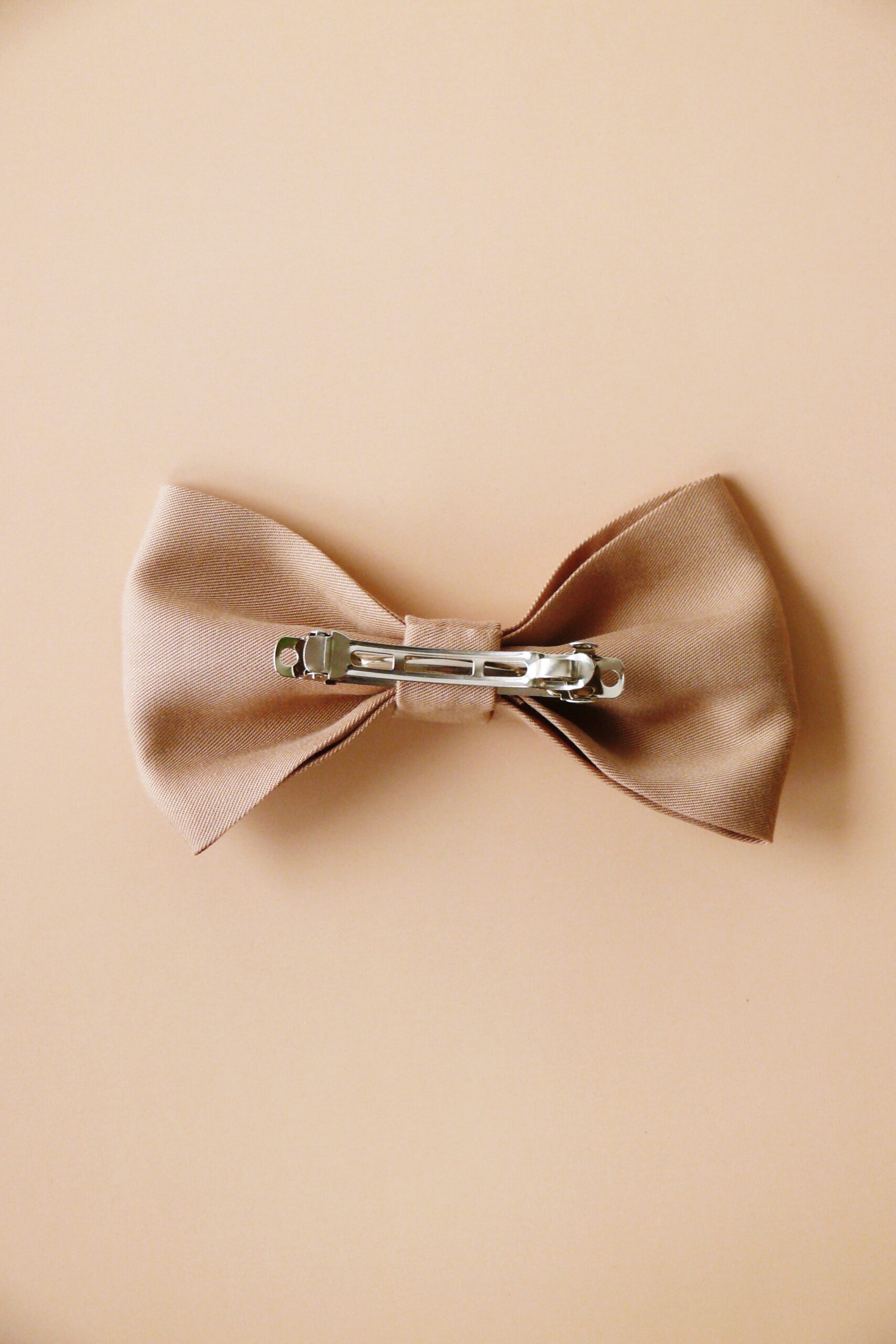 Spinka do włosów z kokardą z tencelu w kolorze beżowym - obrazek 4