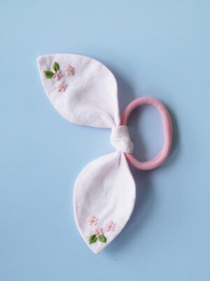 Gumka z ręcznie haftowanymi uszkami z lnu różowa