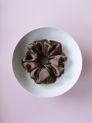 satynowa scrunchie brązowa