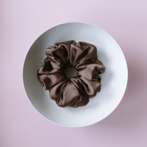 satynowa scrunchie brązowa