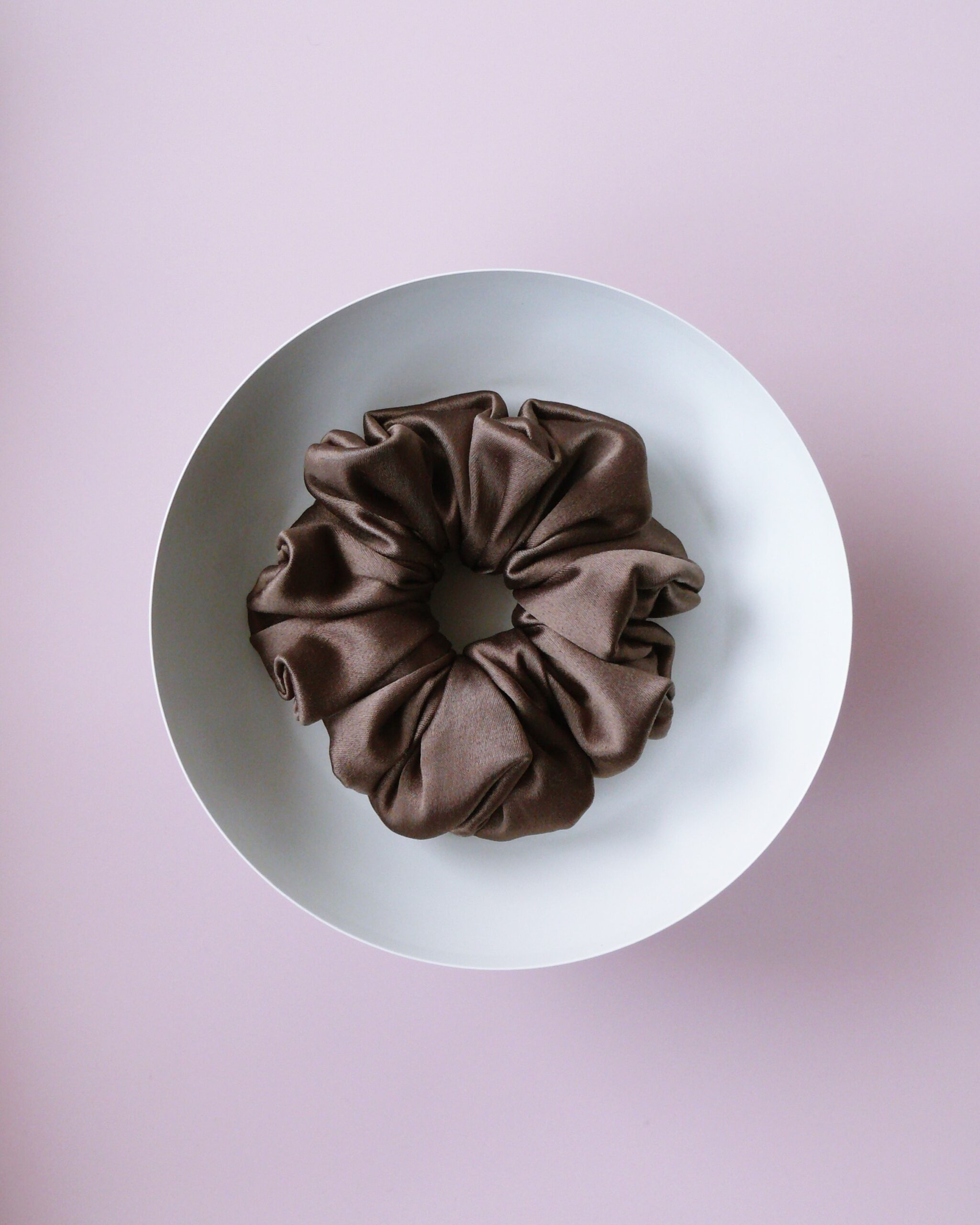 satynowa scrunchie brązowa