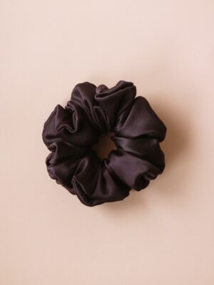 Scrunchie z satyny fiolet