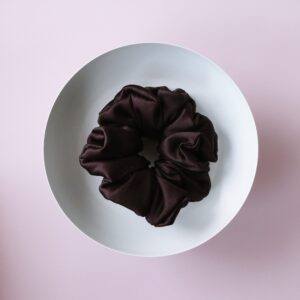 Scrunchie z satyny fiolet