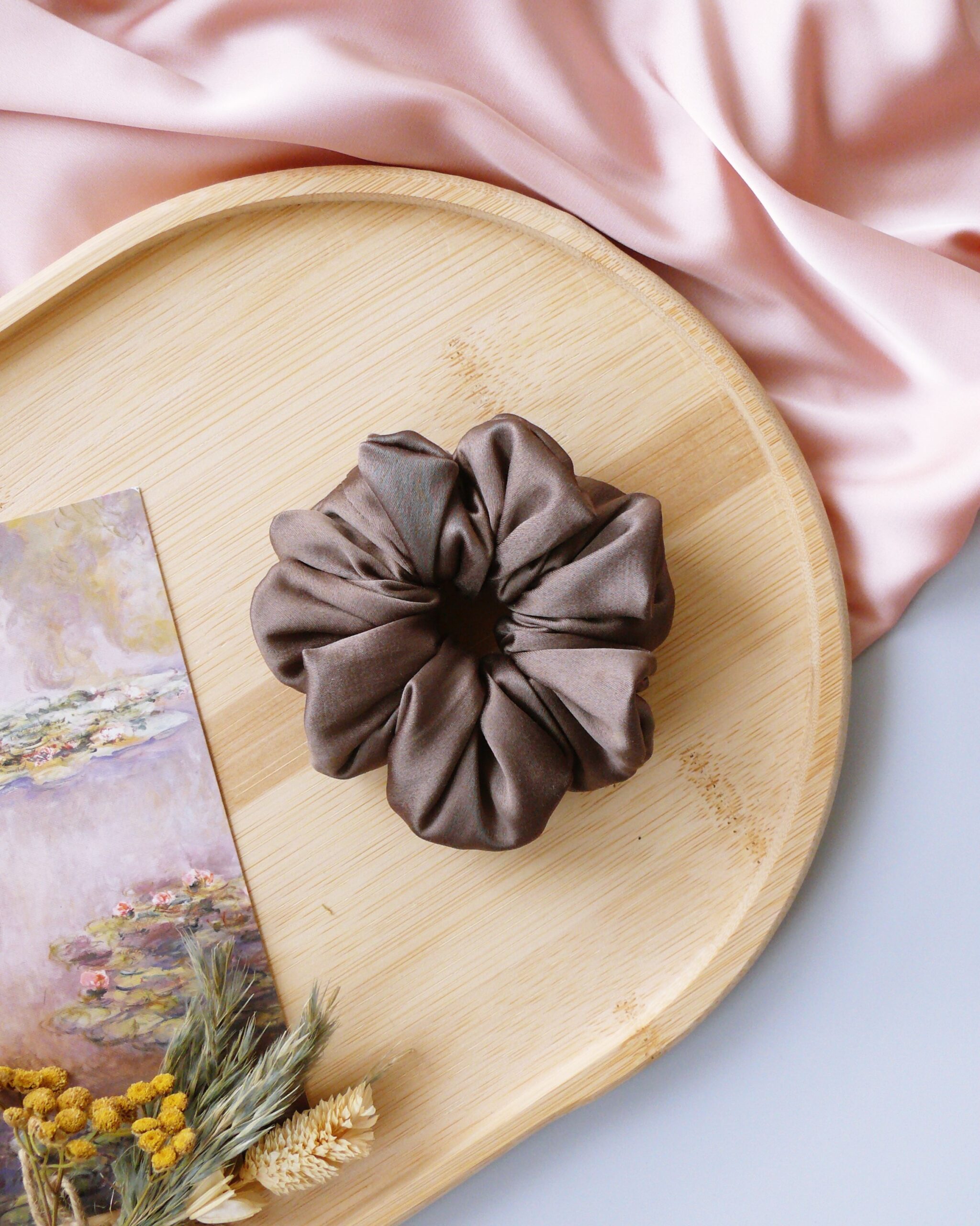 scrunchie z satyny brąz