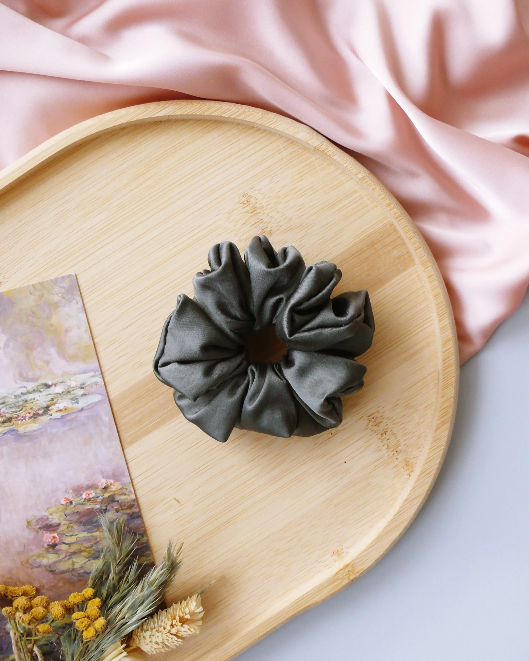 scrunchie z satyny khaki