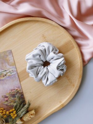 scrunchie z satyny szara