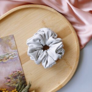scrunchie z satyny szara