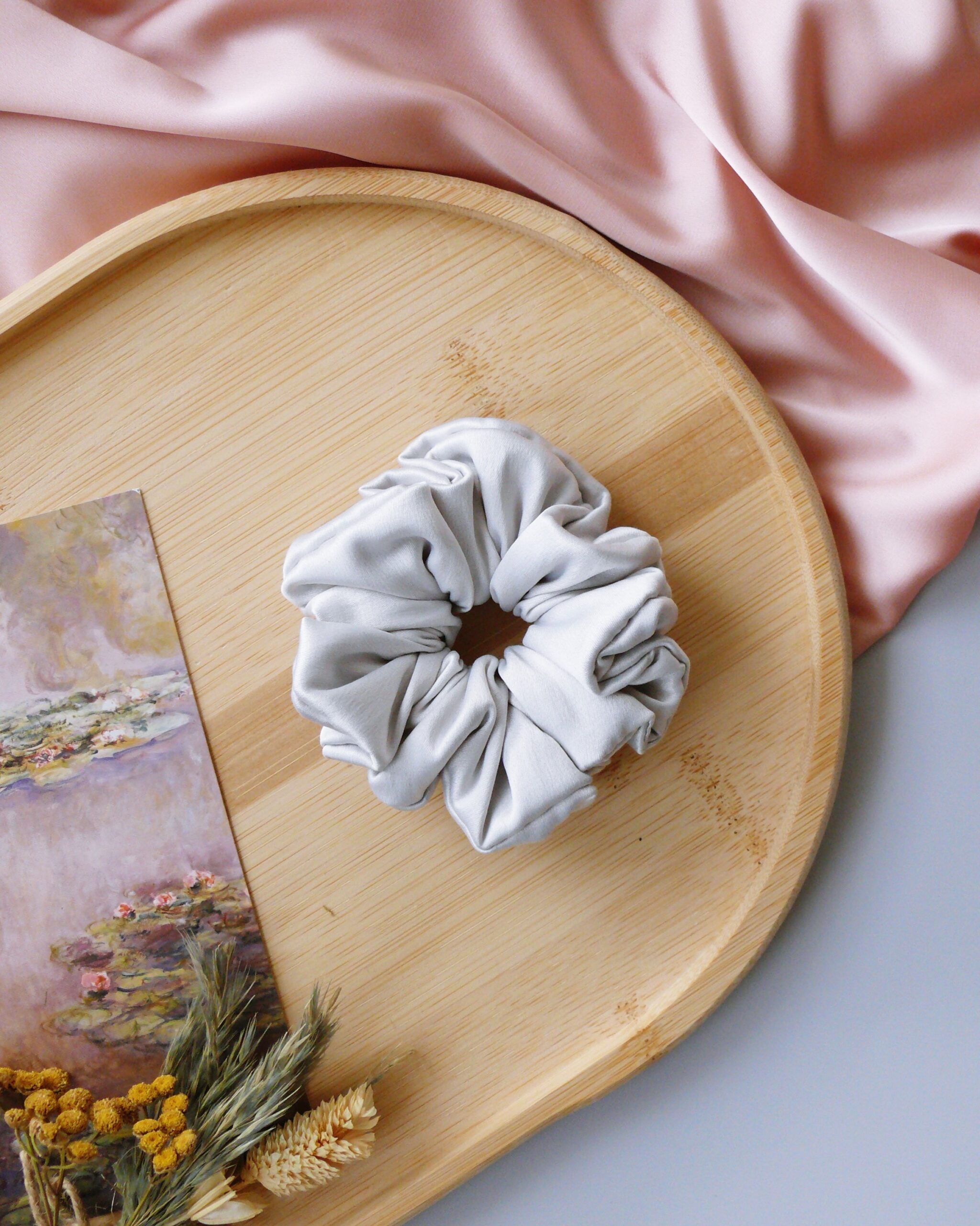 scrunchie z satyny szara