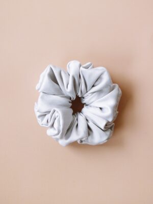 scrunchie z satyny szary