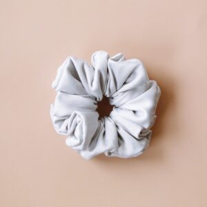 scrunchie z satyny szary