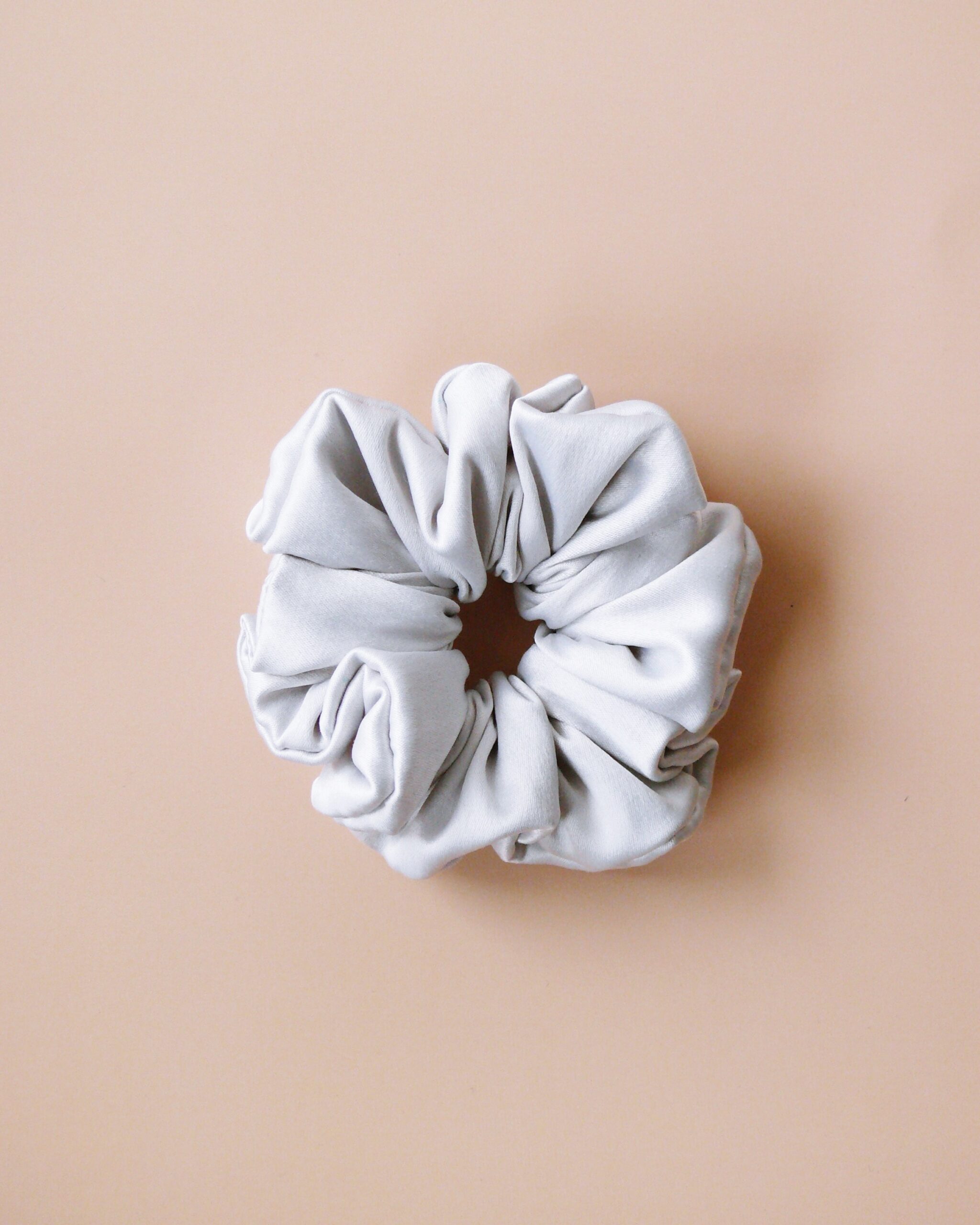 scrunchie z satyny szary