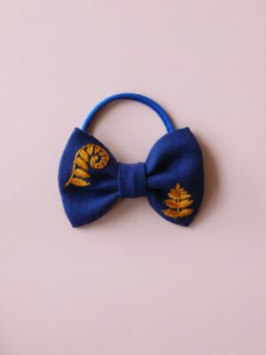 Haftowana kokarda z lnu do włosów