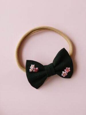 Haftowana kokardka na opasce bezuciskowej