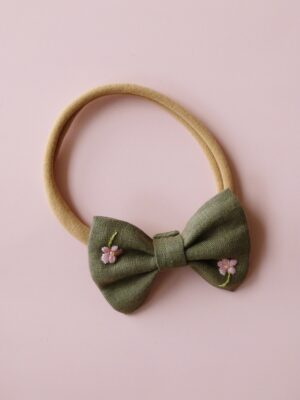 Opaska bezuciskowa z lnianą kokardą z haftem