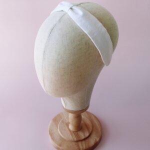 elegancka biała opaska na włosy