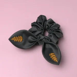 Scrunchie z ręcznie haftowanymi uszkami zielona