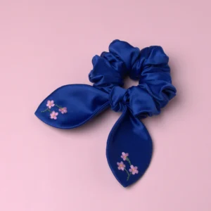 scrunchie z haftownymi uszkami niebieski