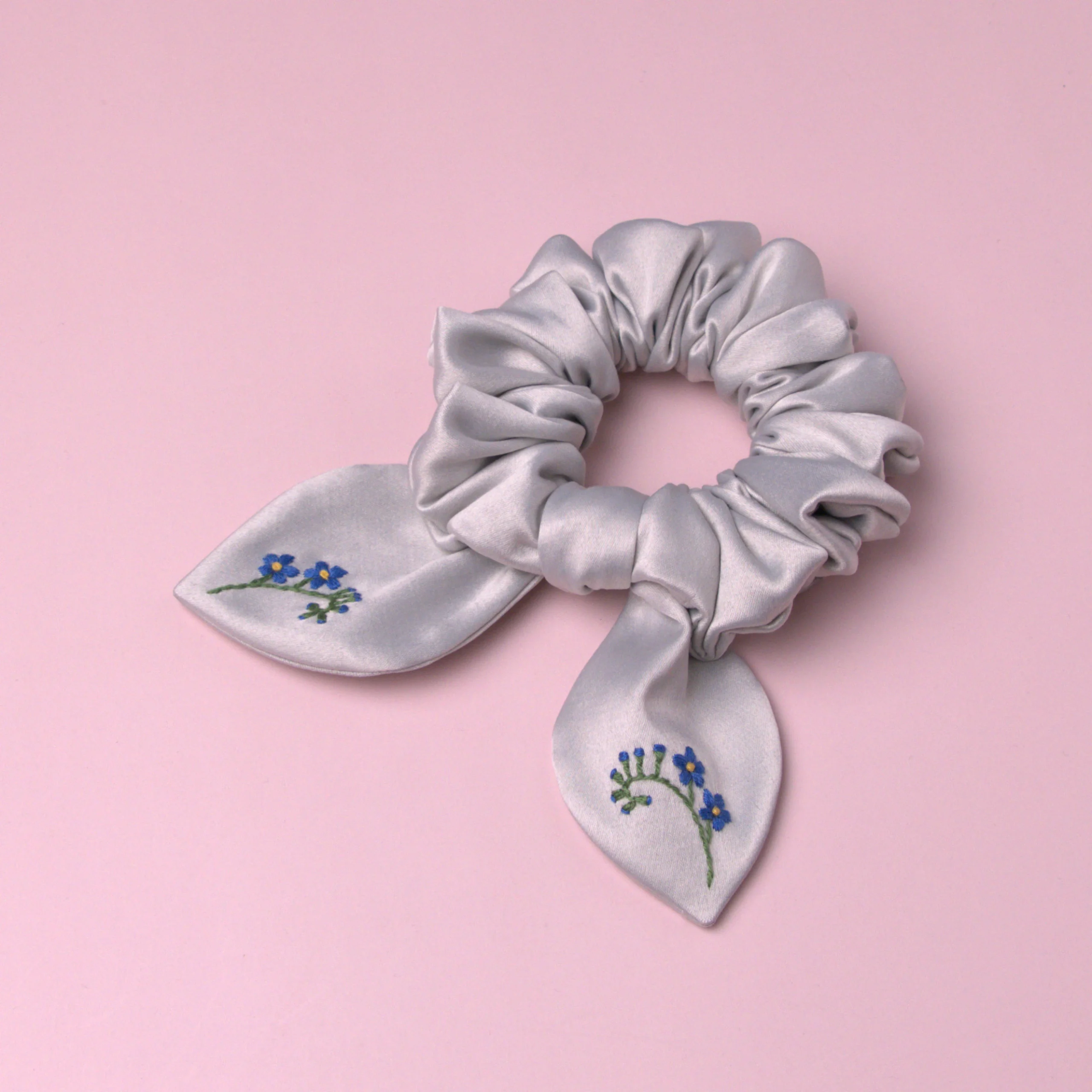 Scrunchie z haftowanymi uszkami szara