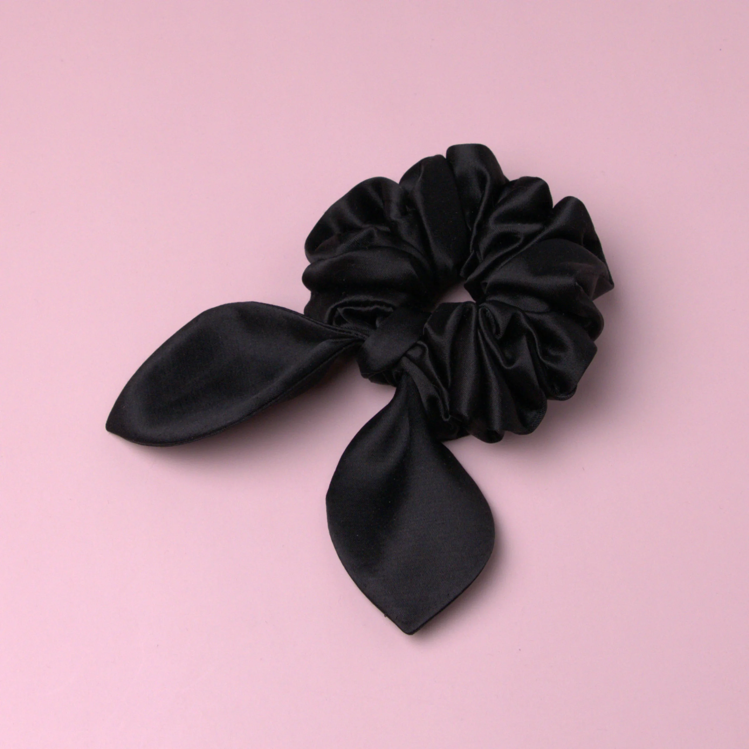 Scrunchie satynowa z uszkami czarna