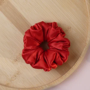 satynowa scrunchie czerwień